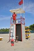 Bagnino sulla torretta in spiaggia